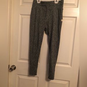 Vuori Daily (?) legging size large in heathered gray EUC